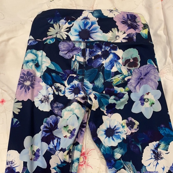 OLD NAVY 🤍 Active Go-Dry Floral Fitted Leggings. Size M - Picture 3 of 5
